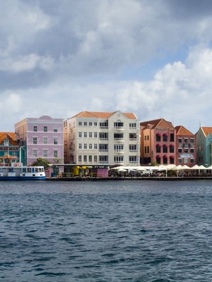 Willemstadin värikäs siluetti kävelysillalta katsottuna.