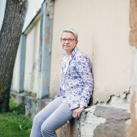 – Päihteistä luopuminen on vasta raitistumisprosessin alku, Virpi Karhu sanoo. Vuonna 1967 syntynyt Virpi asuu Kokkolassa ja on ammatiltaan päihde- ja läheisohjaaja.
