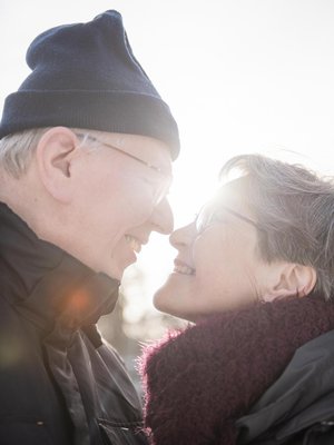 Käsi kädessä on mukavaa kulkea, vaikka aina askeleet eivät osu yhteen.