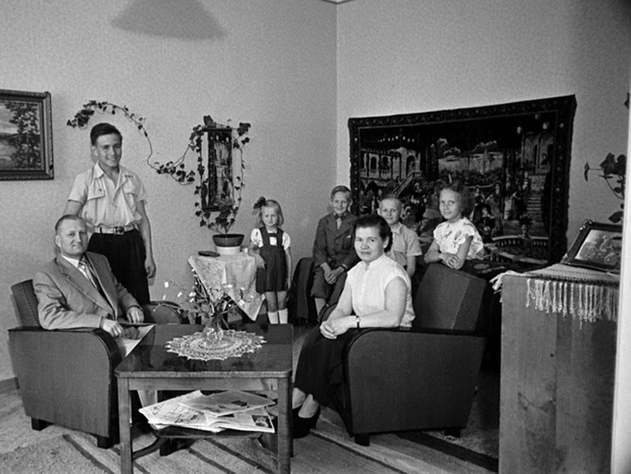 Perhekuva, vanhemmat ja viisi lasta, 1950-luku. Kuva: <span class="photographer">Väinö Kannisto / Helsingin kaupunginmuseo</span>