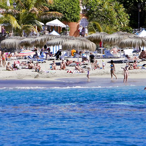 Tästä Teneriffa tunnetaan:  kilometrikaupalla rantaa ja lomahotelleja.