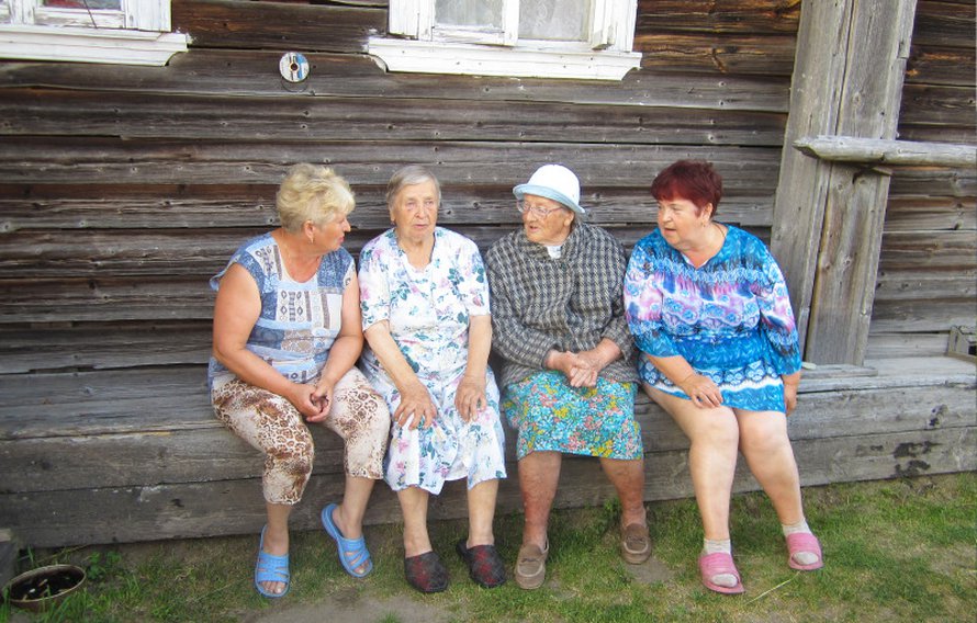 Sisarukset Vera ja Nadesda kastelevat pient&auml; sipulipeltoa ja ryhdymme heid&auml;n kanssaan juttusille. Kun he kuulevat meid&auml;n olevan Suomesta, he alkavat huutaa naapurin rouvaa paikalle. H&auml;n osaa kuulemma suomea, koska k&auml;vi suomalaista kansakoulua.Lilja Semjonovna, 85, k&ouml;p&ouml;ttelee naapurin pihalle ja istuu penkille Anastasia Tsevtkovan, 86, viereen. Lilja kertoo asuvansa Petroskoissa mutta viett&auml;&auml; kes&auml;&auml; lapsuudenkodissaan sukulaisten kanssa. Vera ja Nadesda yllytt&auml;v&auml;t Liljaa puhumaan suomea. Hyv&auml;ntuulinen mummo sanoo nauraen ven&auml;j&auml;ksi, ett&auml; ei h&auml;n en&auml;&auml; muista mit&auml;&auml;n. Mutta laulaa Kulkurin valssin!