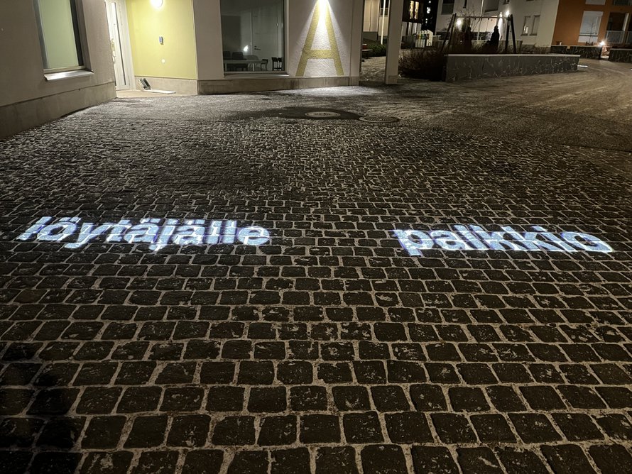 Pihakiville heijastetut tekstit ilahduttavat löytäjää. Mitä kaikkea tässä lukeekaan?