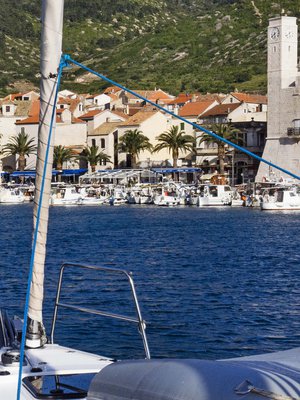 Täältä tullaan Komiza!