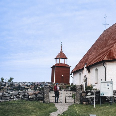 Kökarin kivinen hautausmaa  teki heti ensi silmäyksellä minuun vaiku tuksen karulla  kauneudellaan.