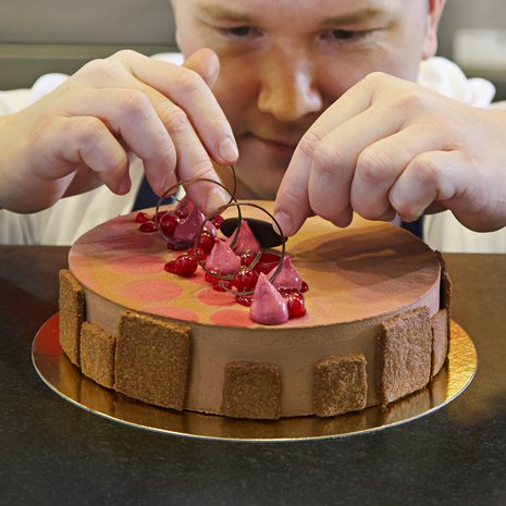 Fazerin tuotteiden kehityksen ja valmistuksen lisäksi Eero Paulamäki kiertää maailmalla tarkkailemassa uusia suklaa- ja konditoriatuulia.