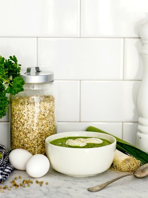 Tuorehernekeitto ja piparjuuri­jugurtti syntyvät vartissa.