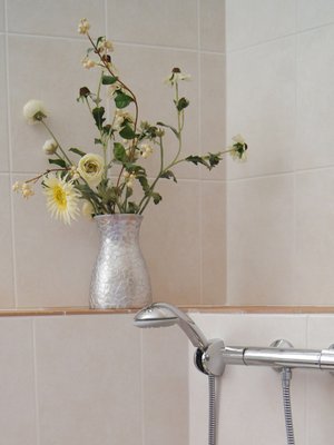 Suunnitteletko vuokrakämpän kylppäriin taulua? Kannattaa miettiä vielä kerran sen poraamista.