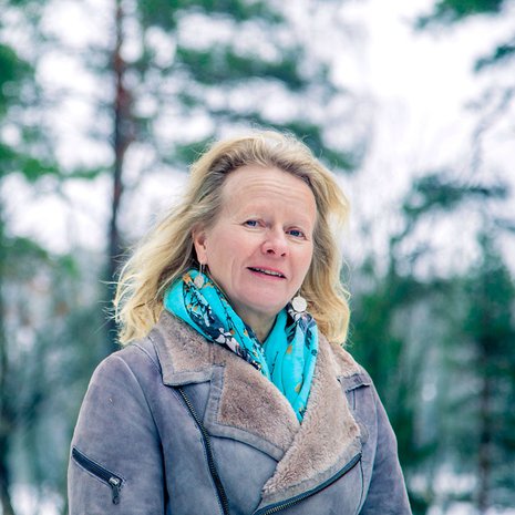 Kaija Juurikkala on 1959 syntynyt elokuvaohjaaja, kirjailija ja perhekotiyrittäjä. Hän on saanut lastenelokuvistaan mm. valtionpalkinnon ja Risto Jarva -palkinnon.