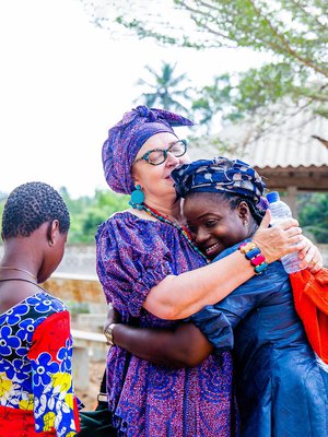 Jälleennäkemisen riemua. Jaana-Mirjamin puolison Sergen sisko Flore (oik.) huolehtii Alidasta, Sergen  tyttärestä.
