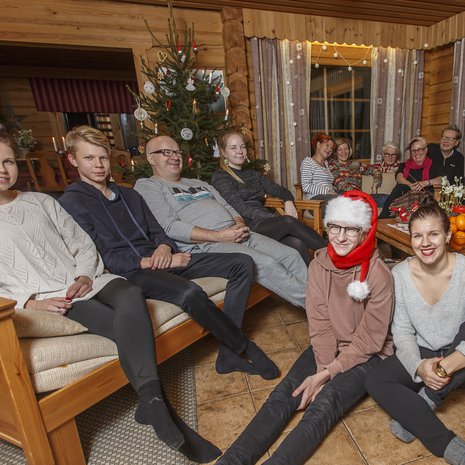 Kuvassa vasemmalta: Pinja, Elmeri, Pauli, Suvetar, Tarja, Pirjo, Pentti, Maija-Leena, Heno, Keijo, Heli, Eija, Sinikka-mummo ja Mauri. Edessä Severi ja Kaisa. 