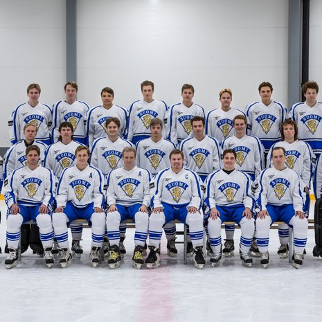 Isäänsä esittävä Oskari Ojanen alarivissa toinen, Saku Koivua esittävä Jon-jon Geitel kolmas ja Timo Jutilaa esittävä Joel Hirvonen kolmas vasemmalta.