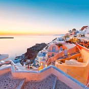 Auringonlasku Oian kylässä on Santorinin vetonaula.