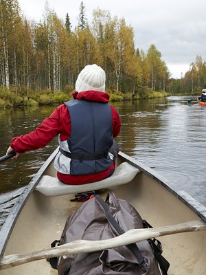 Joki tuntuu aloittelijasta yllättävän kapealta.