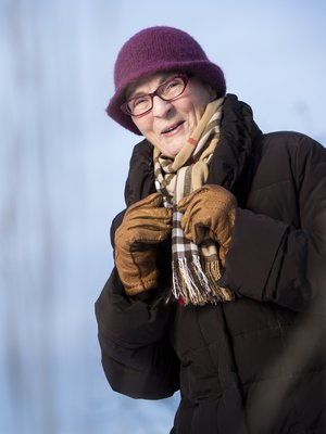 Marja-Liisa Metso on syntynyt vuonna 1941 Helsingissä. Hän harrastaa lukemista, ulkoilua sekä konserteissa ja näyttelyissä käymistä.