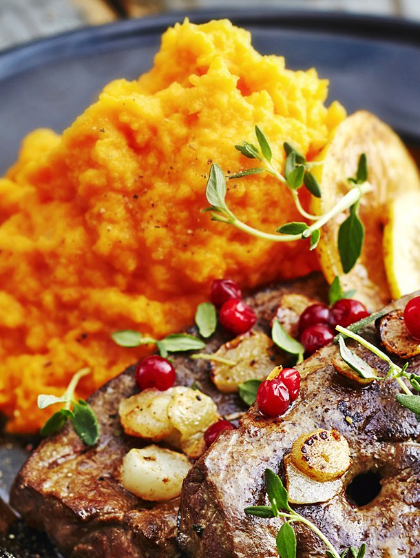 Lautanen täynnä A-vitamiinia. Maksa, porkkana ja bataatti ovat mainio valinta. 
