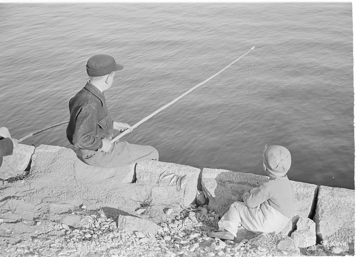 Pojat ongella Helsingin Kaivopuistossa 1941.