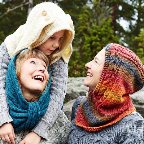 Palmikkoneulehuppu on kuvassa oikealla Mirjan yllä. Seija-isoäidin ja Rafaela-tytön neulehuppuihin löydät ohjeet jutun lopussa olevasta linkistä.