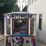 Tässä on lissabonilainen ”hissi” eli funiculari, jolla pääsee kulkemaan lyhyitä matkoja, jyrkkiä mäkiä ylös ja alas.