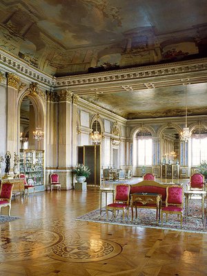 Kuninkaanlinnan tanssiaissali on nimeltään Vita Havet.