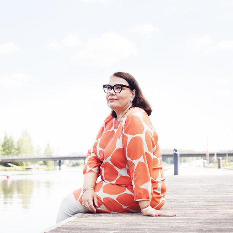 Vanajan rantojen kasvatti. Merja Ylä-Anttilan isä, lapsuudenkaverit ja kesäpaikka pitävät suhteen Hämeenlinnaan tiiviinä ja lämpimänä.