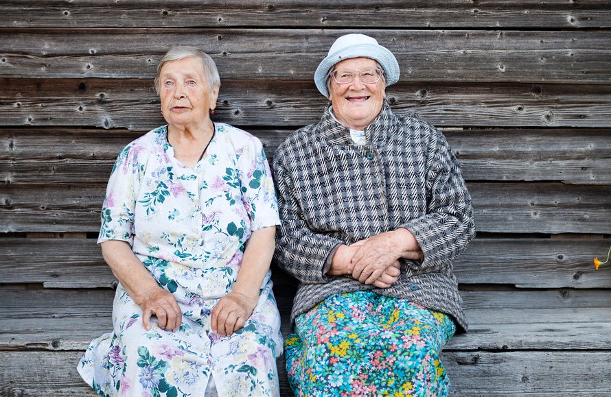 Lilja nauraa kuvassa oikealla. 