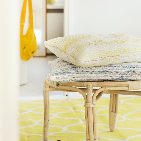 Räsymatolla päivität vanhat tyynyt muhkeiksi istuintyynyiksi tai selkänojaksi sohvalle.