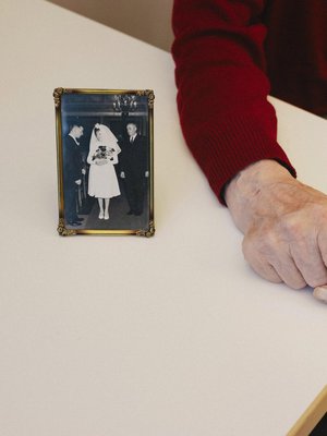 Isä ja äiti ovat kulkeneet yhtä matkaa yli 60 vuotta. Heidän hääkuvansa laitettiin esille myös yhteisessä hoivakotihuoneessa.