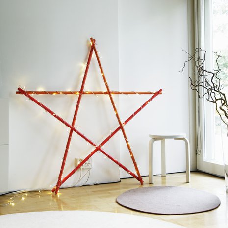 Seinään rennosti nojaava tähti on mainio kodin tunnelmavalaisin joulun aikaan.