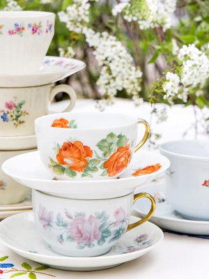 Etummaiset kupit ovat 20-luvulta, vaaleansininen kuppi 40-luvulta ja takana olevat 40–60-luvuilta. Kaikissa on siirtokuvakoristeet. Hinnat vaihteleat 17–38 euron välillä.