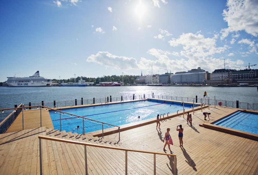Katajanokan Allas Sea Poolilla pääsee uimaan ja saunomaan ympäri vuoden. Merivesialtaan lämpötila on sama kuin Itämeren, ja lämminvesiallas on noin 27-asteinen.