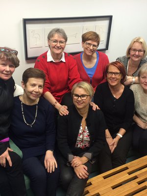 Naisten reissuporukka kokoontui valitsemaan tämän kevään Plzenin-matkan hotellia, vasemmalta Kirsti, Päivi, Liisa, Leena, Raija, Kaija, Paula ja Allu.