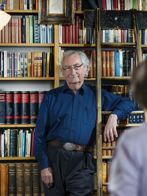 Ervo Vesterinen on intohimoinen kirja- ja musiikkiharrastaja. - Nuorena haaveilin viulistin urasta. Jouluaattoperinteisiini kuuluu yhä musisoiminen viululla ja pianolla.