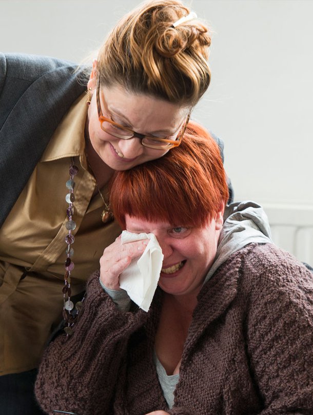 Briitta Koskilehto kehuu Maria Blomqvistia, jonka ajatuksesta alkoi kutominen hyväntekeväisyyteen.