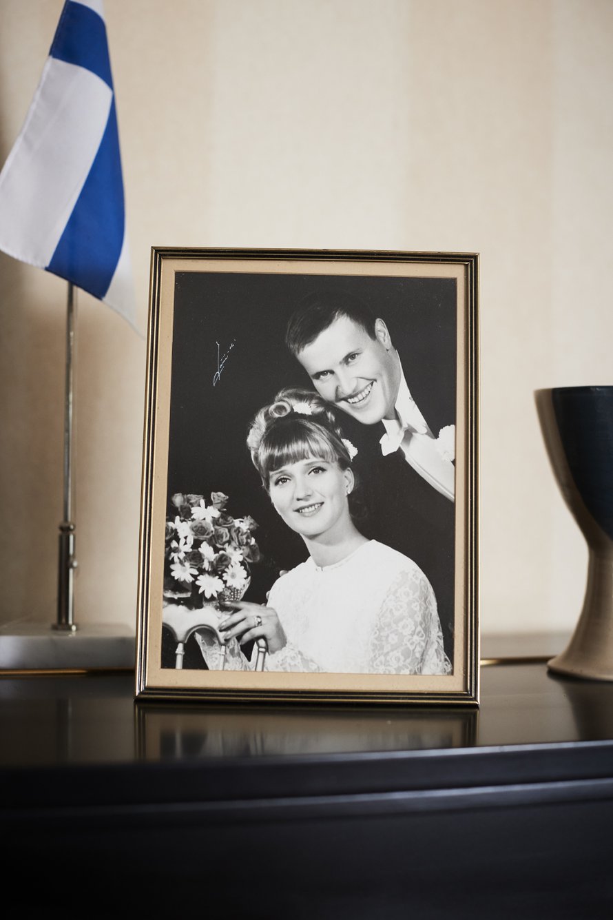 Maikki katsoo pianon päällä olevaa hänen ja Martin hääkuvaa monta kertaa joka päivä. - Välillä tulee kamala ikävä, välillä vain kiitollisuus.