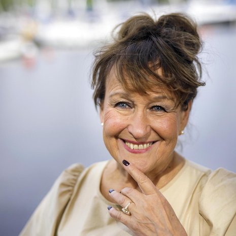 – Olen armoton  romantikko, ja rakastan arjen yläpuolelle nostattavia juhlia.