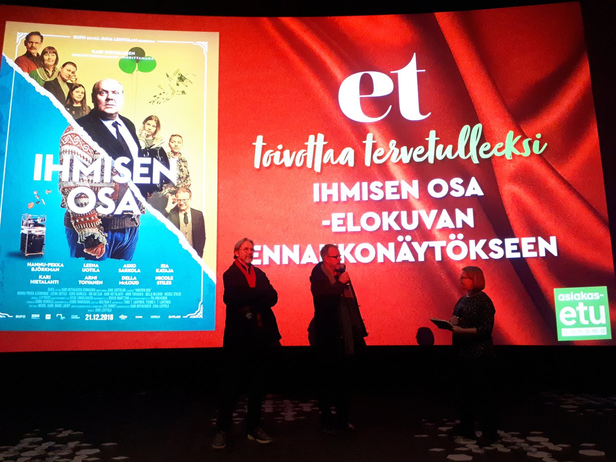 Ohjaaja Juha Lehtola (kesk.) ja näyttelijä Asko Sarkola kertoivat Ihmisen osa -elokuvasta ET:n lukijoille. Toimittaja Pia Hyvönen haastatteli Lehtolaa ja Sarkolaa.