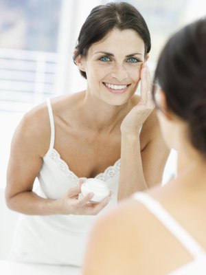 Älä luovu  silmänympärysvoiteesta,  huokeakin voi  olla hyvä.