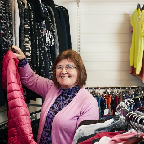 Kaunis väri on tärkeä kriteeri, kun Kerttu Pitkälä etsii vaatetta kirpputorilta. Koolla ei ole niin väliä, sillä Kerttu osaa tuunata vaatteen kuin vaatteen istuvaksi.