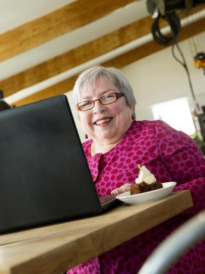 Kun sairaus vei Railin eläkkeelle, hän pakeni kodin hiljaisuutta kahvilaan. Myös monet nettitreffit hän sopi kahvikupin äärelle.