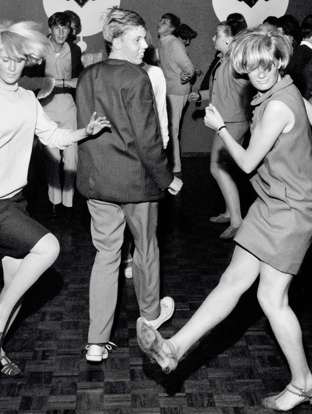 Suomen go-go-mestarit Aila Vaittinen ja Pia Tennberg pistävät parastaan television Nuorten tanssihetki -musiikkiohjelmassa syksyllä 1966.