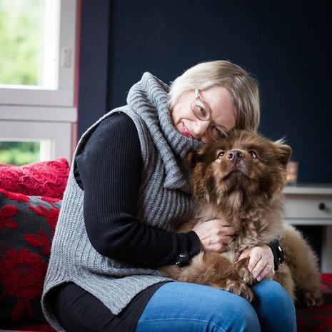 Helena on testien mukaan lievästi allerginen koirille, mutta tyttärensä lemmikkiä hän voi halata. – Rönnin turkki on niin paksu, ettei hilse puske läpi.