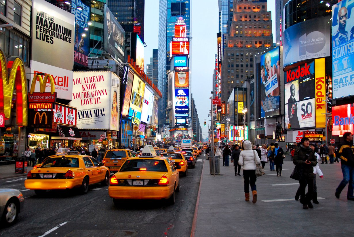 Netin avulla voi matkustaa vaikkapa New Yorkin ihmisvilinän keskelle. Kuvituskuva.