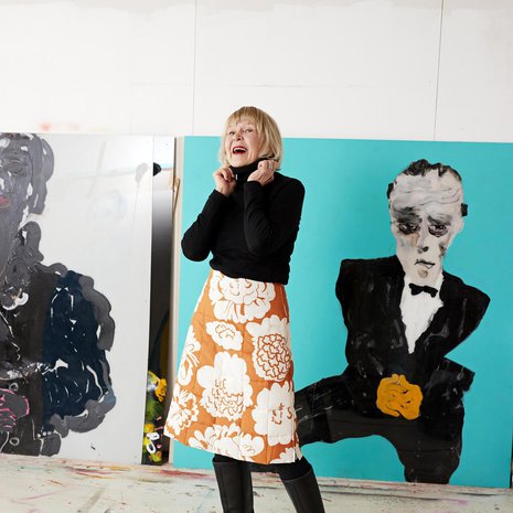 Kirsti Tuokkoa viehättää asun 1960-lukuinen siluetti. Tikattu kukkahame on Marimekon. Jill Sanderin saappaat muistuttavat kenkiä, jotka Kirstillä oli nuorena taideopiskelijana. Ronskissa mallissa ei ole vetoketjua. Taustalla on Kirstin maalaus Waiting In Turquoise Rest Room With Yellow Suede Gloves.