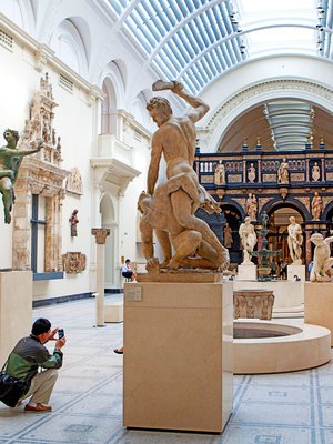 Victoria & Albert Museumissa on 150 galleriaa ja yli neljä miljoonaa esinettä.