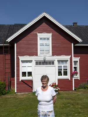 Aila Jaara on asunut koko elämänsä samassa paikassa. Miehen kuoltua hän asu isossa talossa nykyään yksin. ”Olen tällainen yhden talon emäntä”, Aira sanoo.