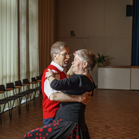 Karilla ja Liisalla on omat kodit, mutta he tekevät asioita paljon yhdessä.