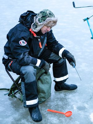 Mikko Peltola pilkkii mieluiten mökkijärvellä Hämeessä.