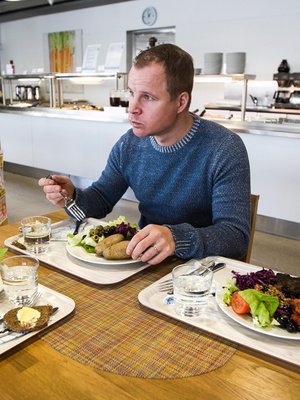 Patrik Borgin mukaan hyvin syöviä suomalaisia on syntisen vähän. Vain kymmenen prosenttia syö kasviksia suositellun määrän.