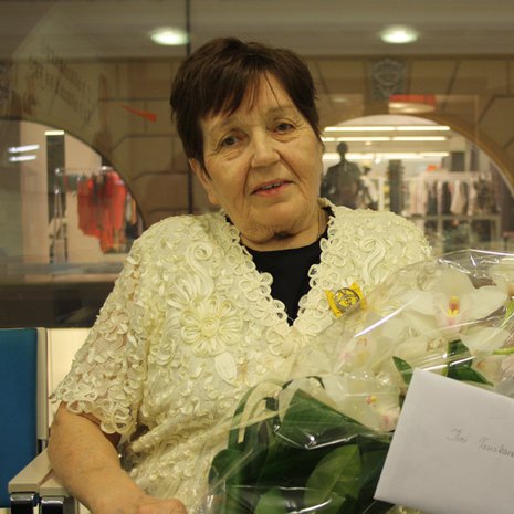  80-vuotias Ilmi Tanskanen on työskennellyt viimeiset 10 vuotta Prisman kassalla.